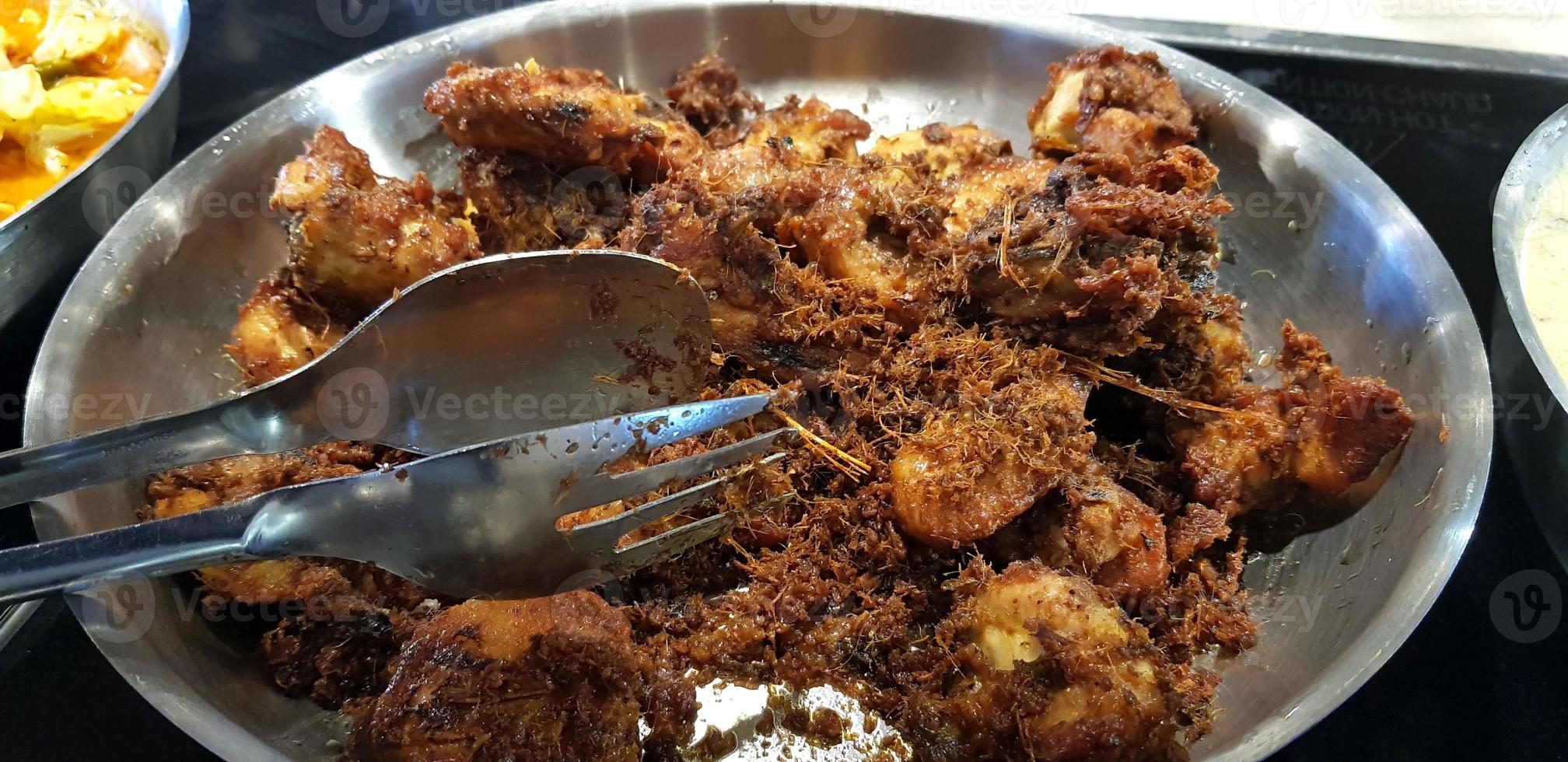 ayam goreng rempah o pollo frito tradicional javanés, cocinado en sartén foto