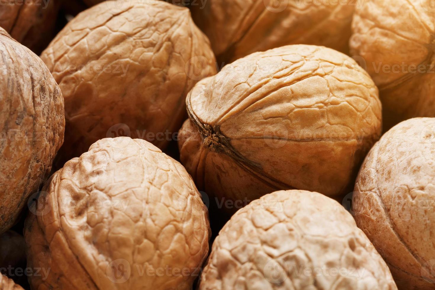 nueces naturales en contraste dramático de fondo de cáscara foto