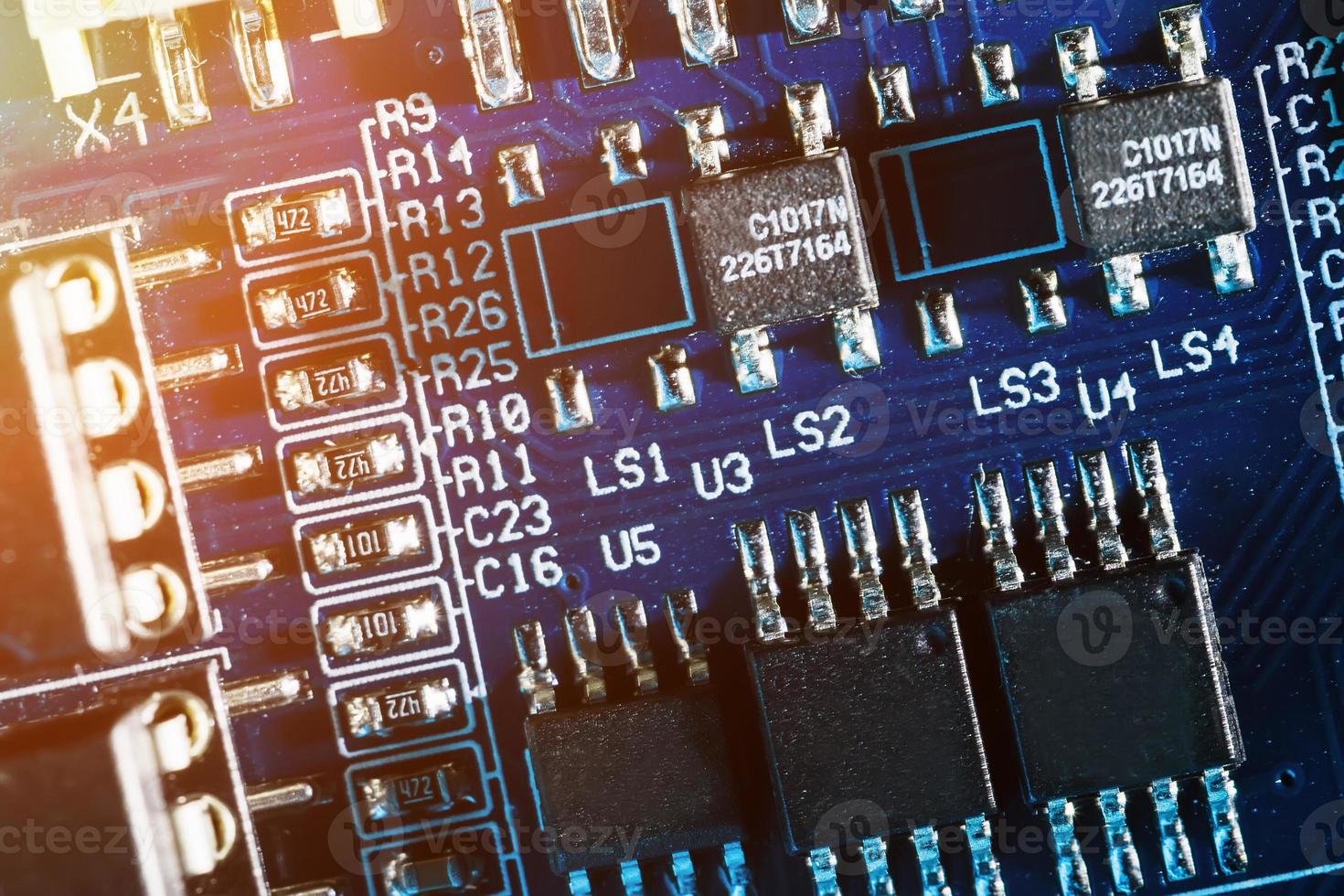 primer plano de la placa de circuito electrónico. procesador, chips y condensadores. foto