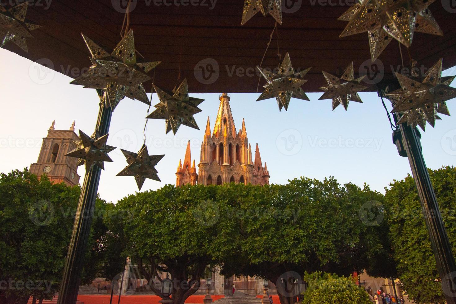 parroquia arcangel iglesia jardin plaza del pueblo rafael chruch san miguel de allende, mexico. parroaguia creada en 1600 foto