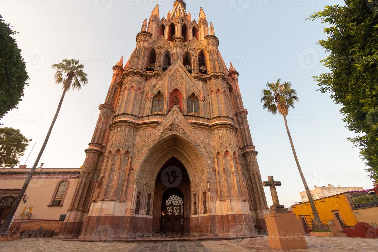 parroquia arcangel iglesia jardin plaza del pueblo rafael chruch san miguel de allende, mexico. parroaguia creada en 1600 foto