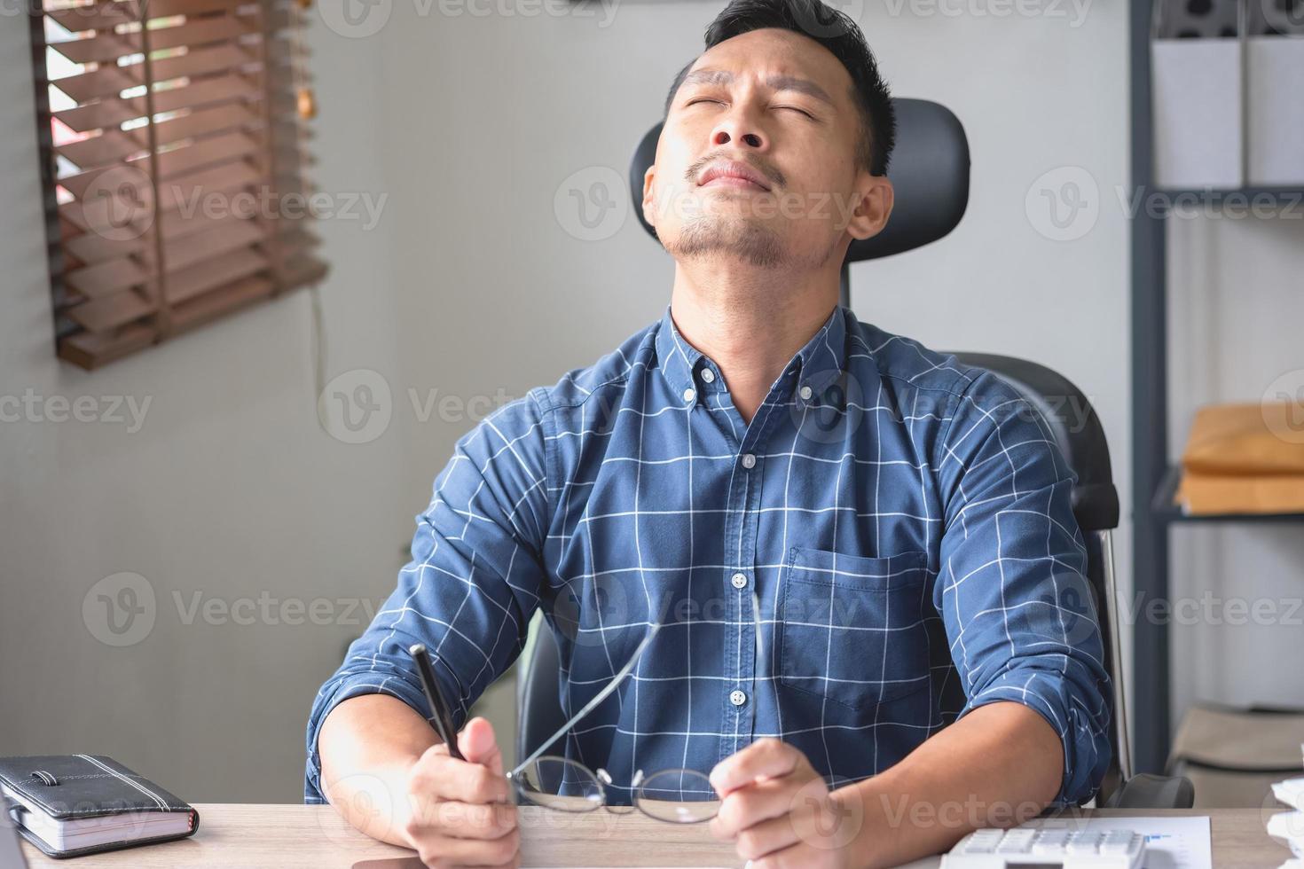 Concept Burnout Syndrome. Business Woman feels uncomfortable working. Which is caused by stress, accumulated from unsuccessful work And less resting body. Consult a specialist psychiatrist. photo