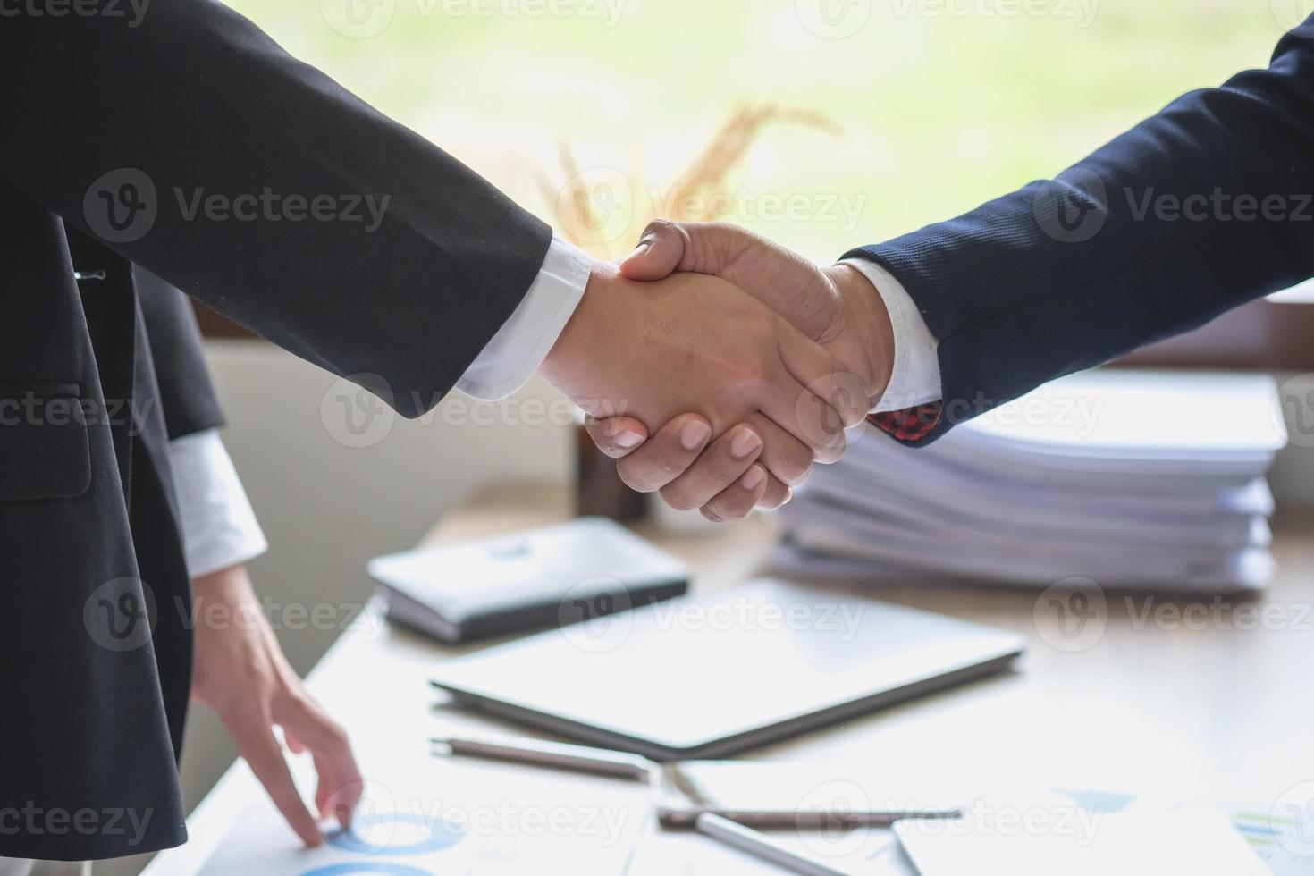 dos hombres de negocios se dan la mano para la cooperación empresarial foto