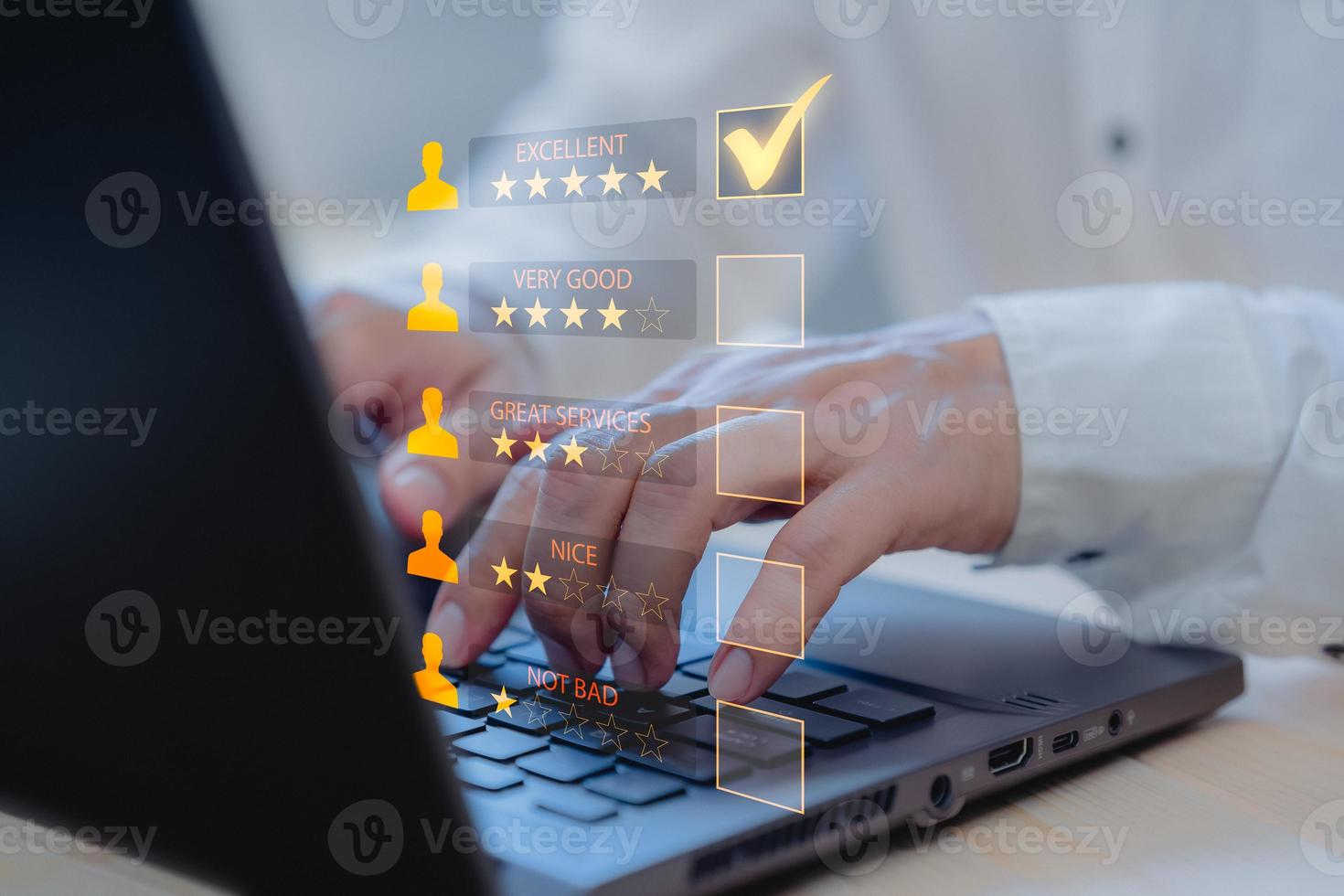 la mano del hombre usando un teléfono inteligente y da un símbolo de cinco estrellas para aumentar la calificación del concepto de producto y servicio, la experiencia de servicio al cliente, el testimonio y la encuesta de satisfacción comercial. foto