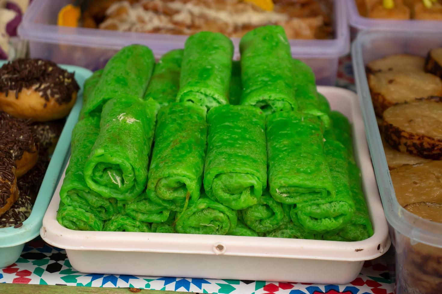 pasteles tradicionales indonesios vendidos por vendedores ambulantes, linggang bigung, kutai occidental, kalimantan oriental, indonesia foto