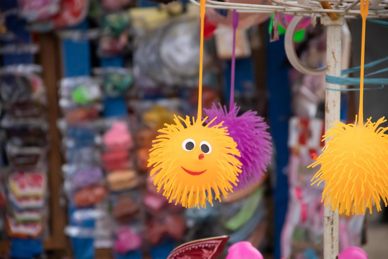 juguetes para niños con material de caucho vendidos por vendedores ambulantes foto