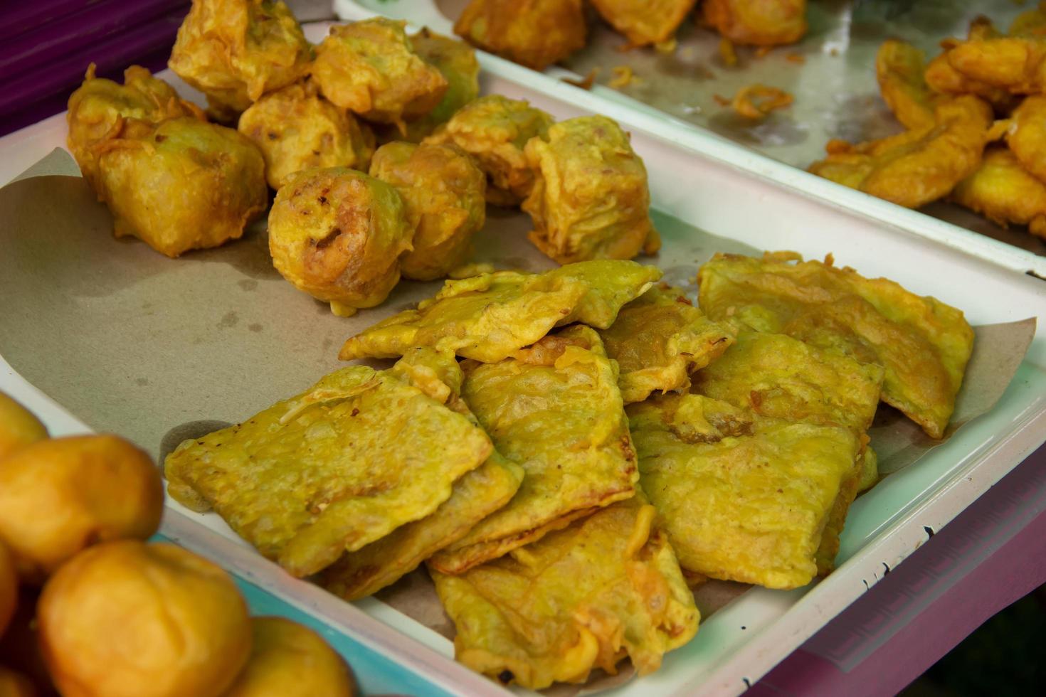 tofu frito y tempeh vendidos por vendedores ambulantes, popular comida callejera indonesia foto