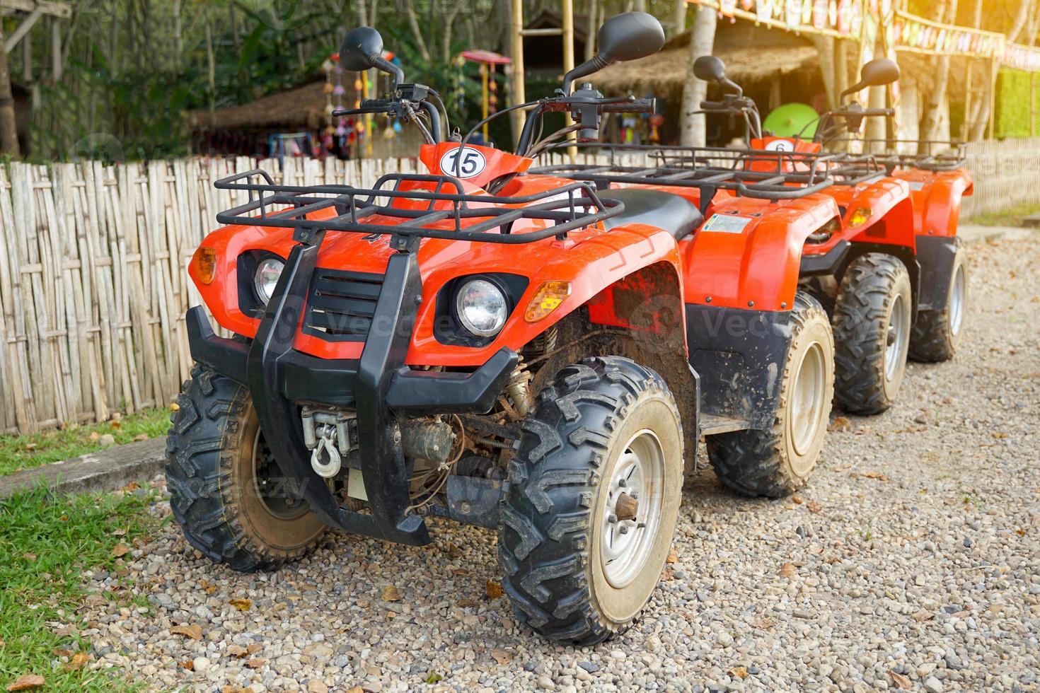 atv es un vehículo que puede ir a cualquier parte. es un coche con moto diseñado para ser pequeño. y tiene cuatro ruedas para uso todoterreno. enfoque suave y selectivo. foto