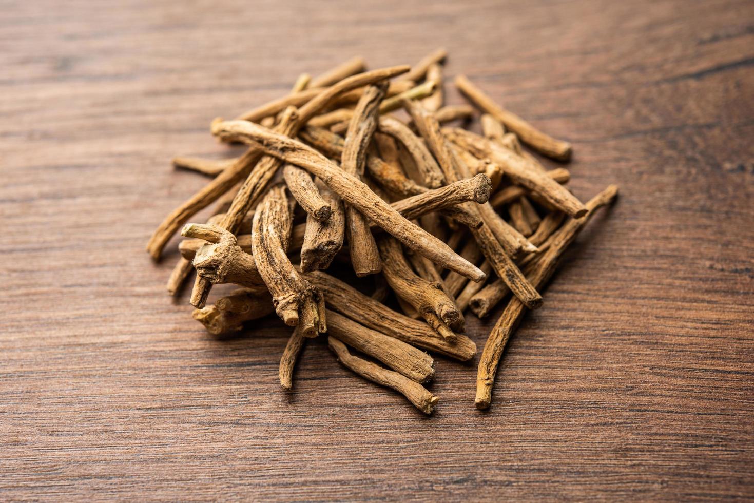 ashwagandha o aswaganda o ginseng indio es un medicamento ayurveda en forma de tallo y polvo foto