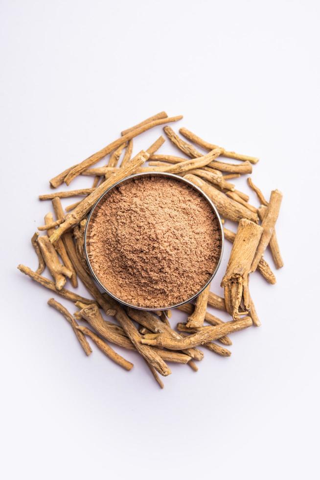 ashwagandha o aswaganda o ginseng indio es un medicamento ayurveda en forma de tallo y polvo foto