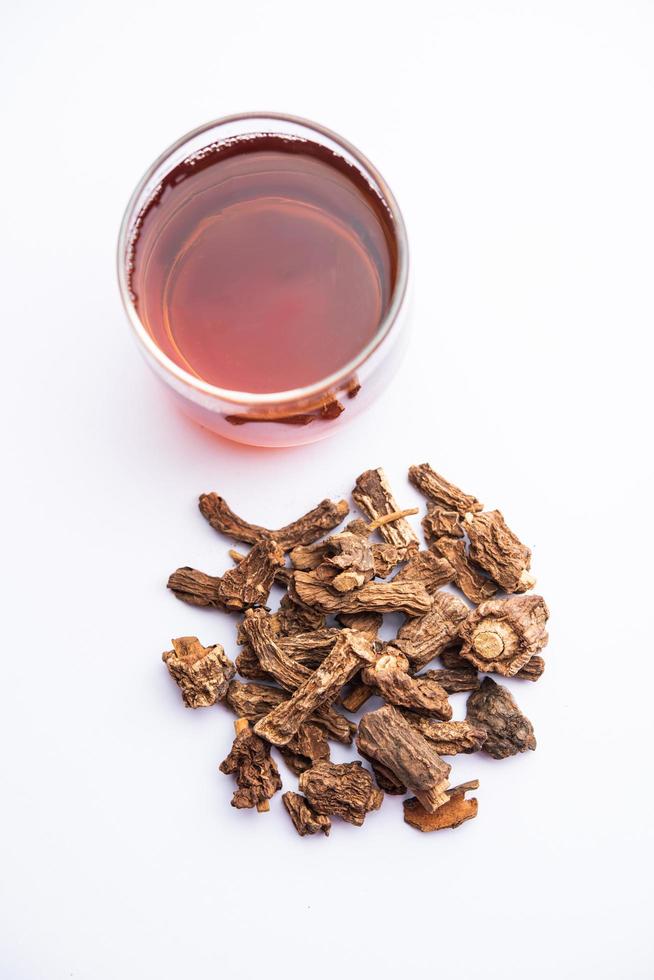 Sarsaparilla ayurvédica india seca cruda, anantmool con bebida kadha o té foto