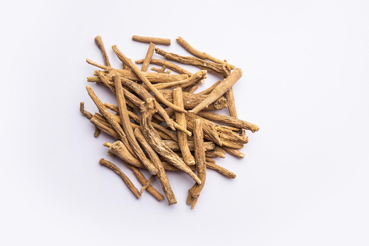 ashwagandha o aswaganda o ginseng indio es un medicamento ayurveda en forma de tallo y polvo foto