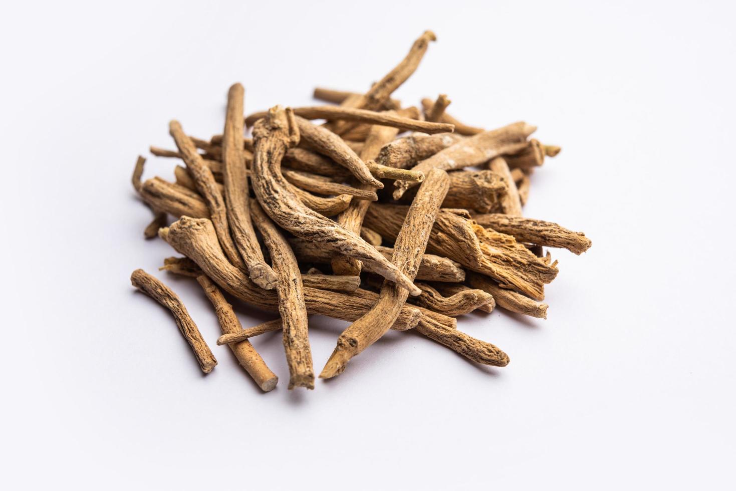 ashwagandha o aswaganda o ginseng indio es un medicamento ayurveda en forma de tallo y polvo foto