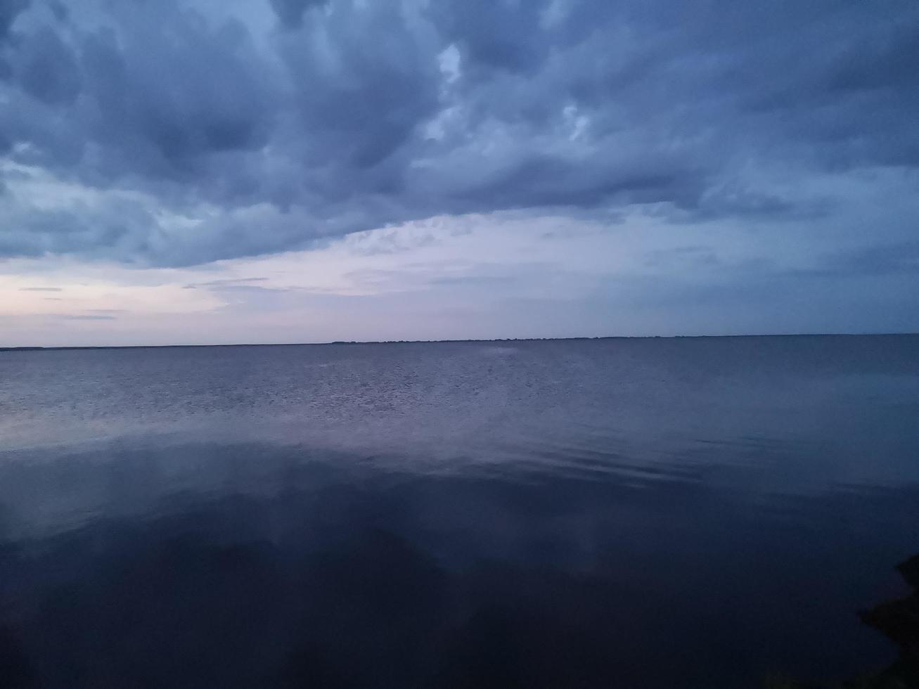 puesta de sol. cielo de la tarde en la noche en el lago foto