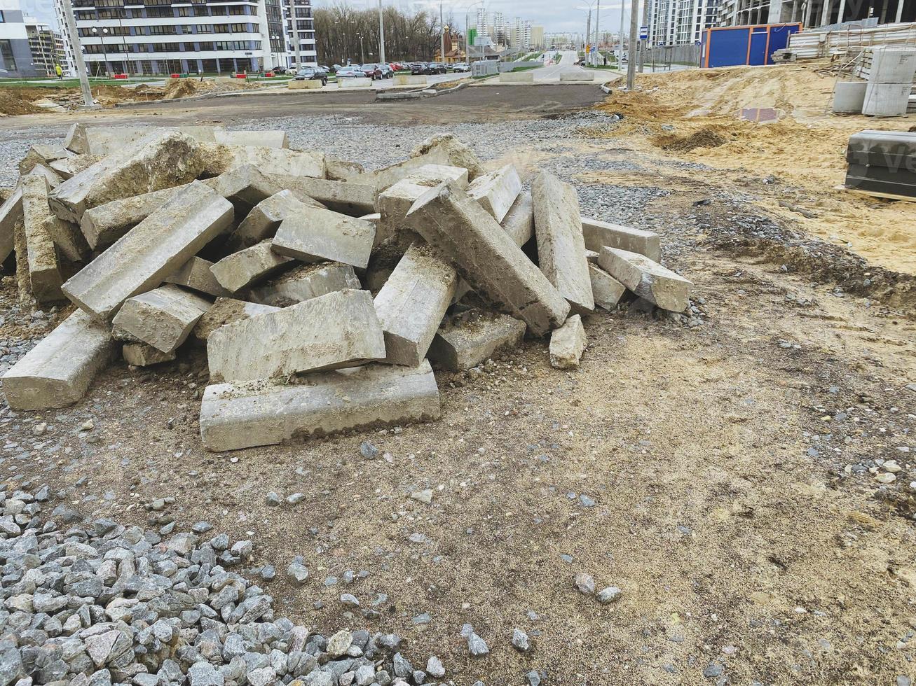 sitio de construcción. los bloques de hormigón yacen en una pila para la construcción de casas y edificios. alrededor de piedras para la construcción de carreteras y comunicaciones foto