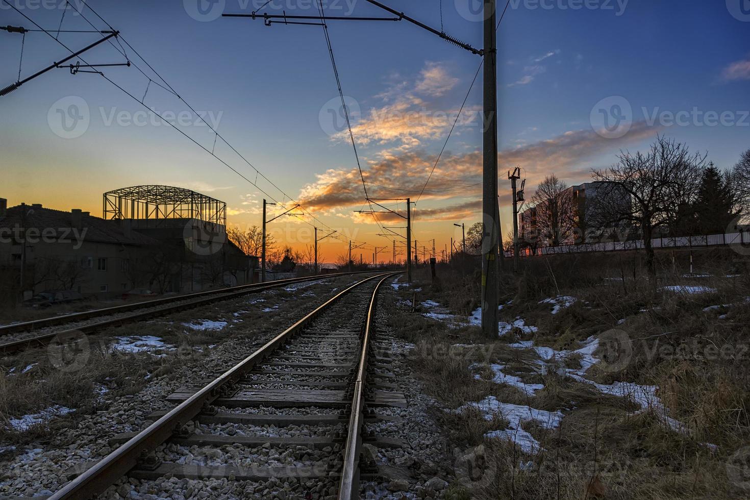 paisaje industrial con ferrocarril y hermoso cielo colorido foto