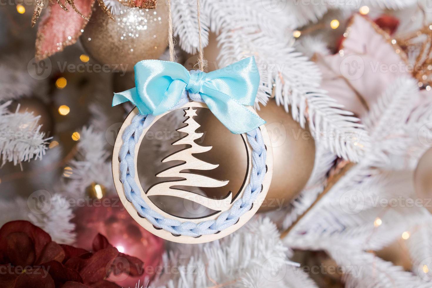 decoración de invierno vacaciones de navidad, pelotas y juguetes colgando de las ramas crean foto