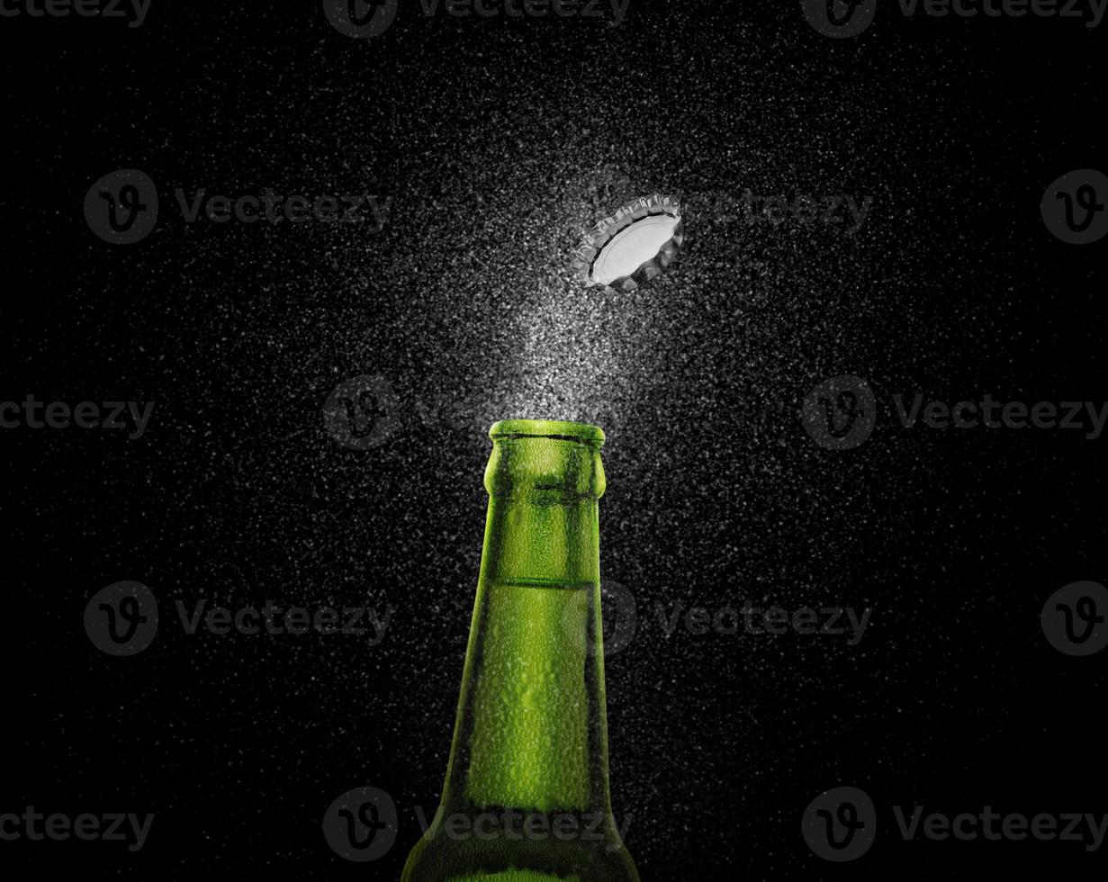 foto de primer plano de una botella de cerveza verde salpicando gotas de cerveza sobre un fondo negro. gorra de cerveza volando encima de la botella. renderizado 3d