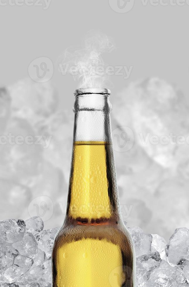 botella de cerveza fría y húmeda abierta con humo sobre fondo de cubitos de hielo. renderizado 3d foto