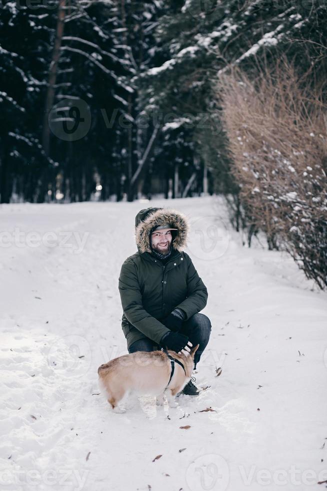 hombre con chaqueta camina con un perro foto