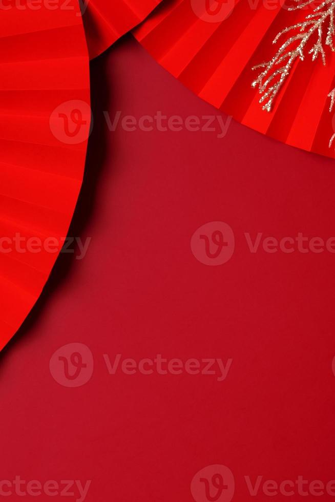 ventiladores de papel símbolo vista superior del año nuevo chino con espacio de copia. fondo monocromático vertical foto