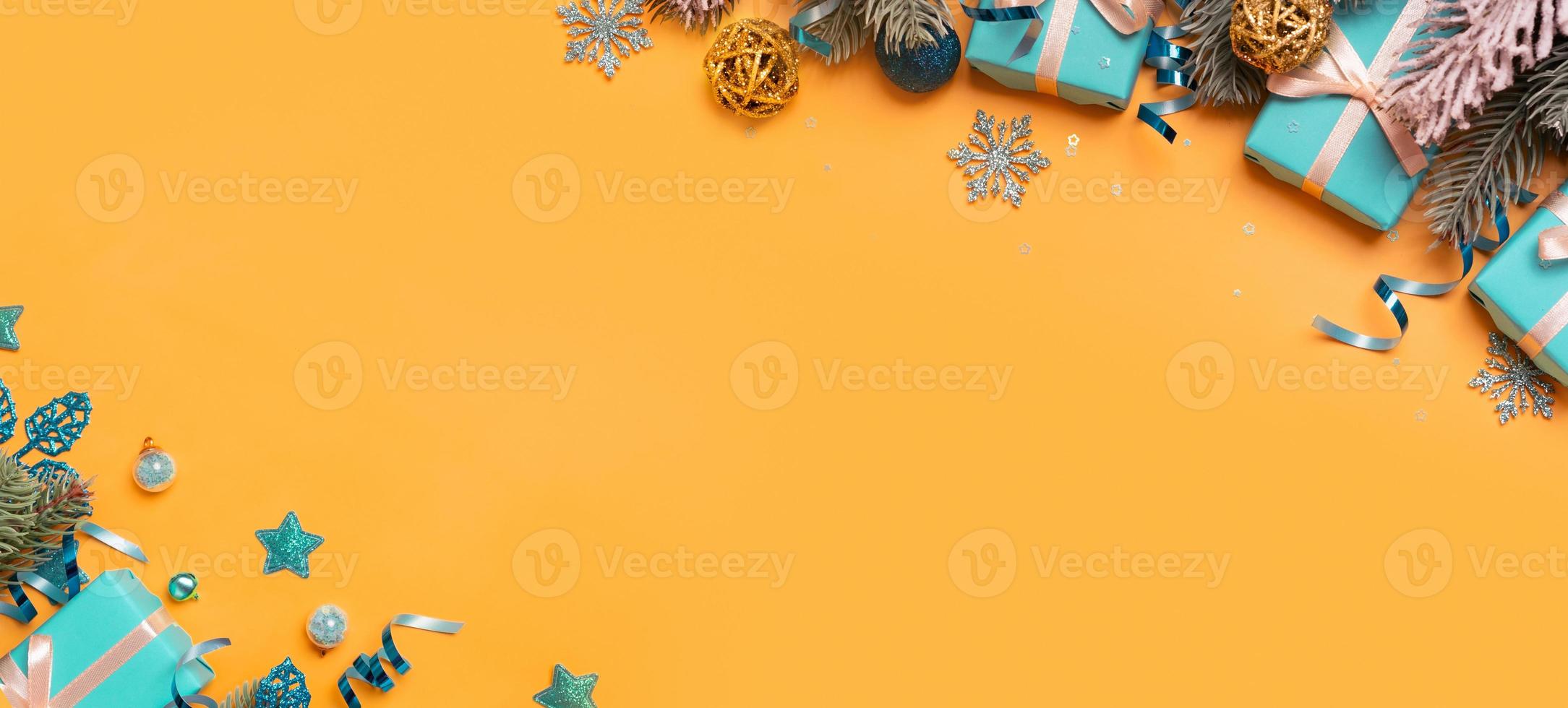 fondo de banner de navidad con vista superior de pino, regalos y decoraciones festivas. puesta plana de navidad. copie el espacio foto