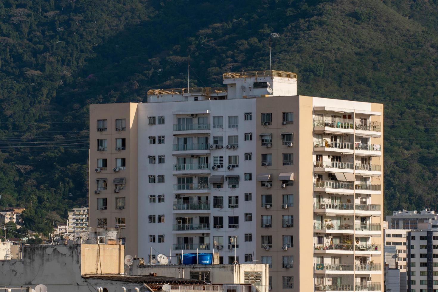 río, brasil, 15 de julio de 2022, vista de edificios de apartamentos en zona urbana con montañas en el fondo con vegetación foto