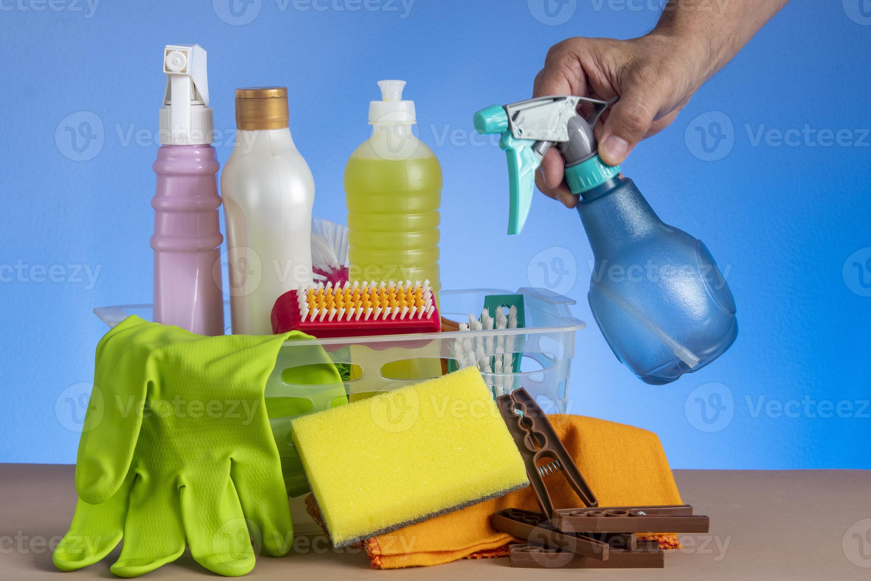 cesta con productos de limpieza para la higiene del hogar 13871775 Foto de  stock en Vecteezy