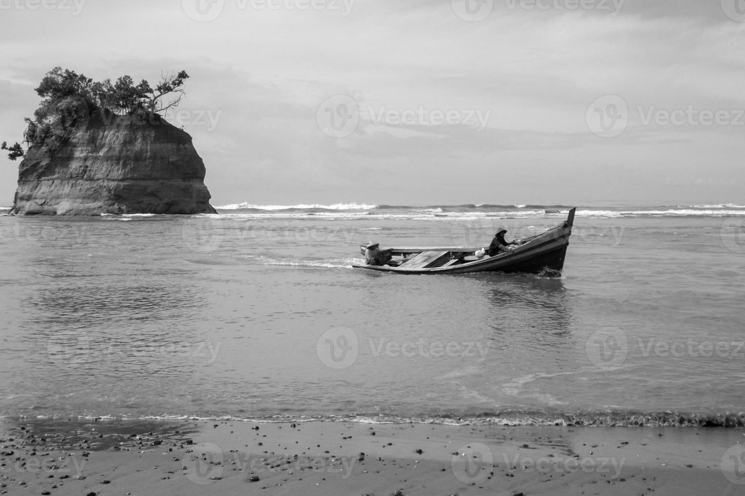 el pescador está buscando pescado en una mañana soleada foto