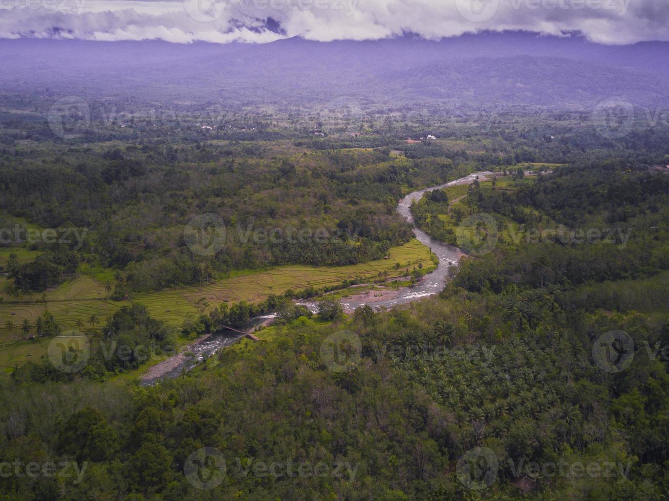 vista aérea del río y la montaña en la mañana soleada foto