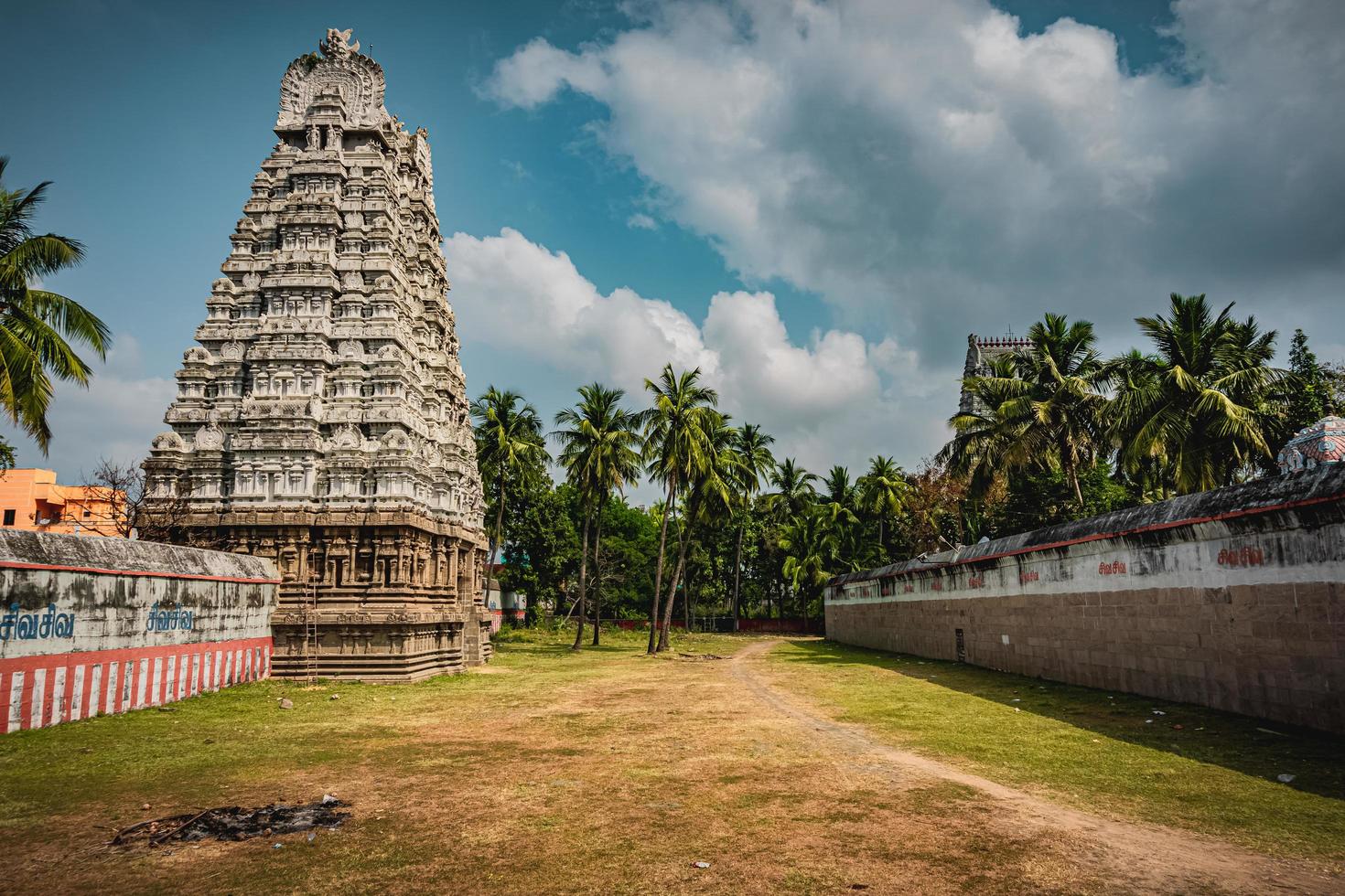 Thirukalukundram is known for the Vedagiriswarar temple complex, popularly known as Kazhugu koil - Eagle temple. This temple consists of two structures, one at foot-hill and the other at top-hill photo