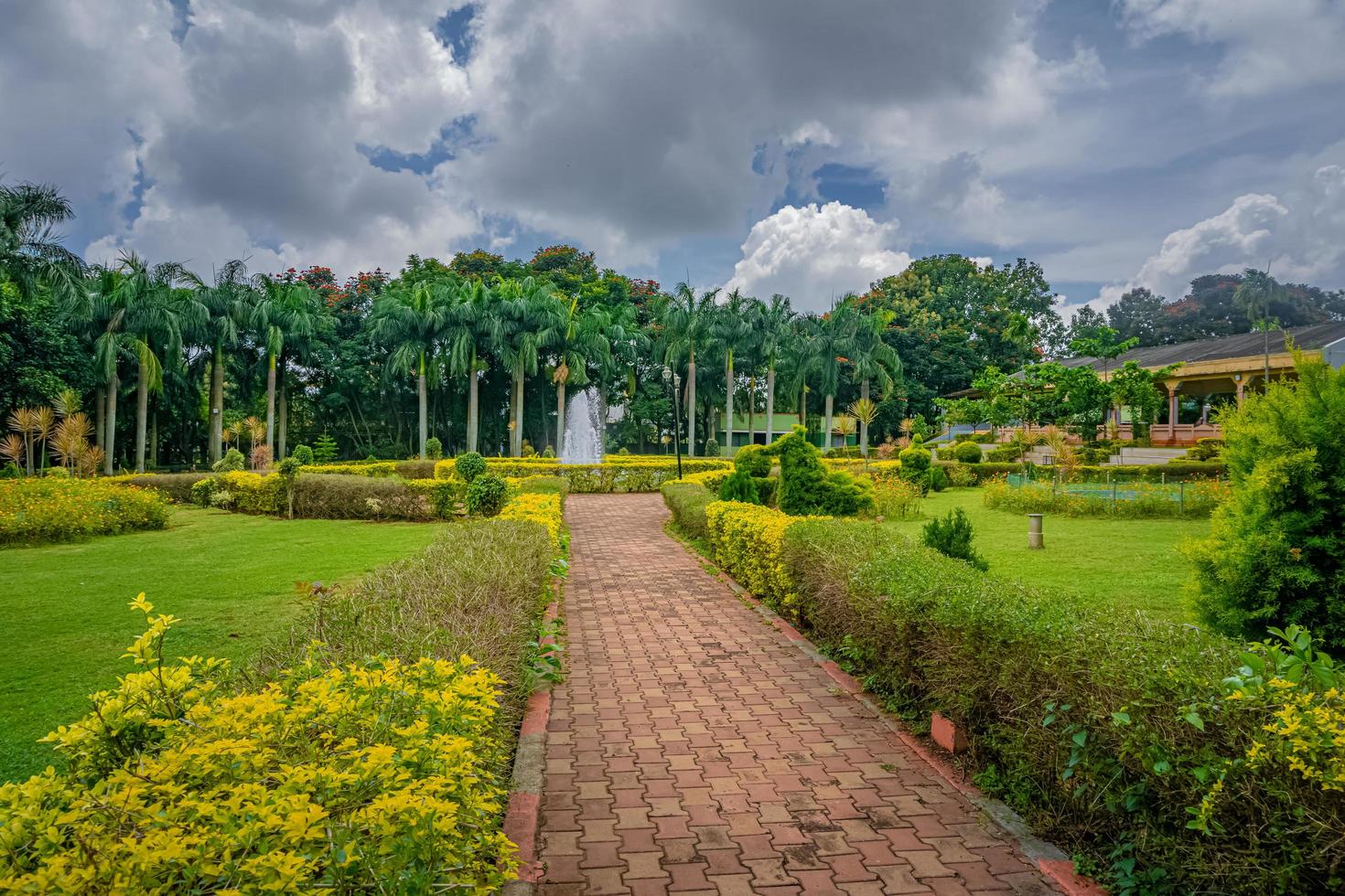 yelagiri - el parque natural es un área ideal en la colina de yelagiri. sirve como un lugar de picnic perfecto para descansar en la vegetación en expansión. el parque consta de zona infantil, guardería, jardín de rocas foto