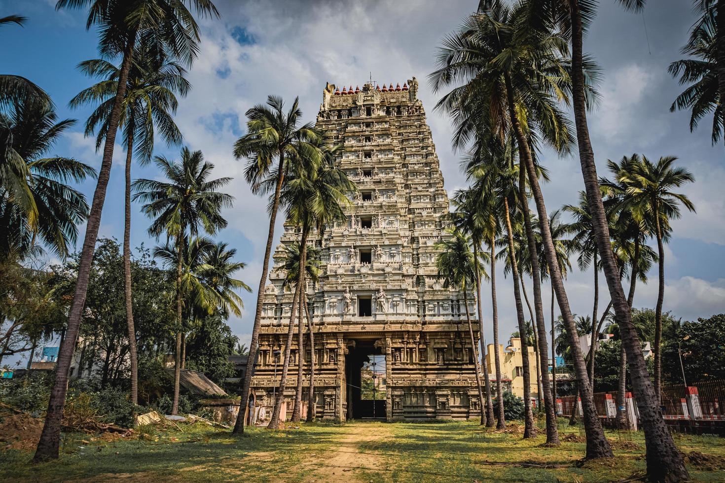 Thirukalukundram is known for the Vedagiriswarar temple complex, popularly known as Kazhugu koil - Eagle temple. This temple consists of two structures, one at foot-hill and the other at top-hill photo