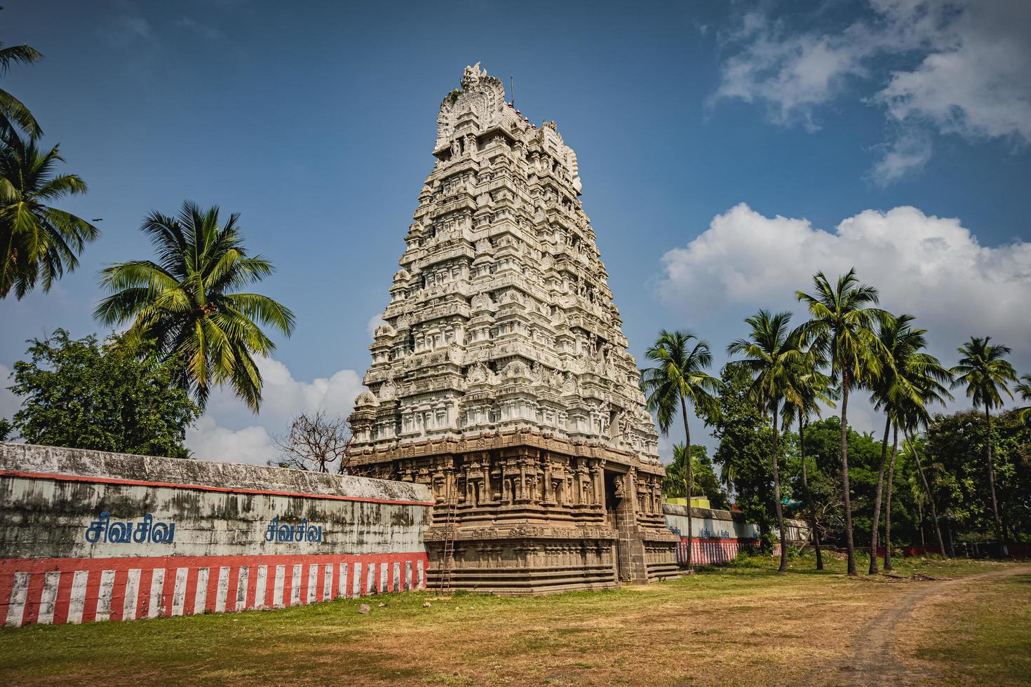 Thirukalukundram is known for the Vedagiriswarar temple complex, popularly known as Kazhugu koil - Eagle temple. This temple consists of two structures, one at foot-hill and the other at top-hill photo