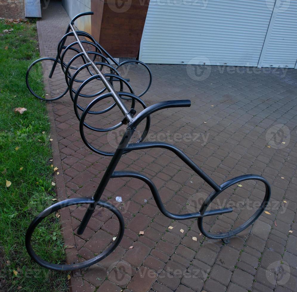 aparcamiento de bicicletas vacío. espacio de estacionamiento o lugar para varias bicicletas. lugar para estacionamiento en la casa o tienda de bicicletas o scooters, foto