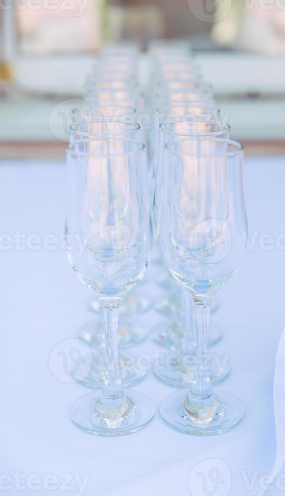 muchas copas de boda con vino espumoso en el restaurante foto