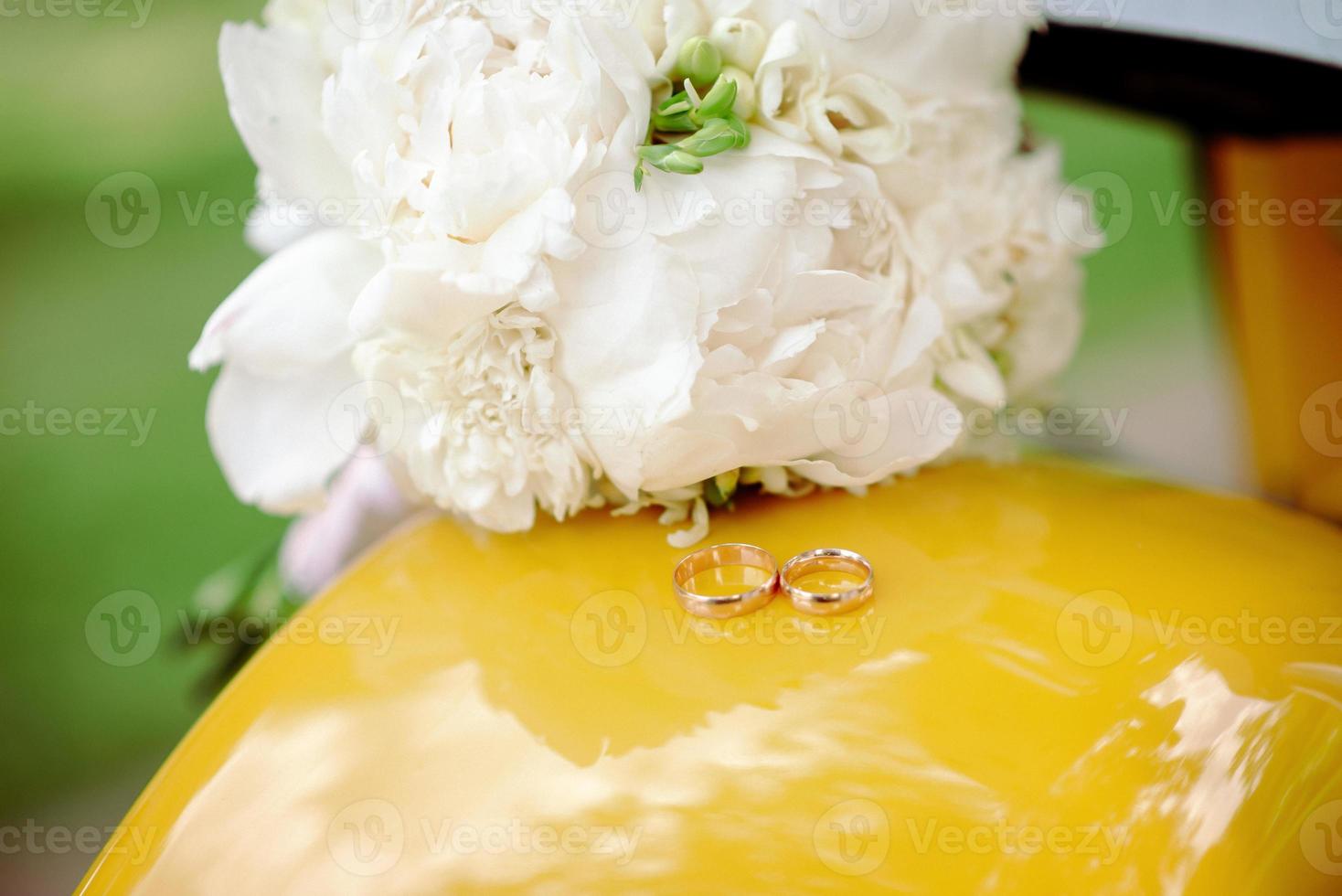 dos anillos de boda en el suelo con contraste foto