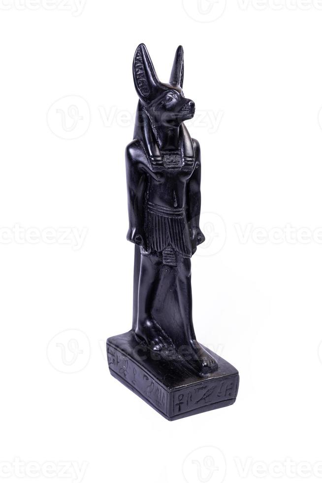 estatuilla de piedra del dios egipcio anubis con cabeza de chacal aislada sobre fondo blanco. foto