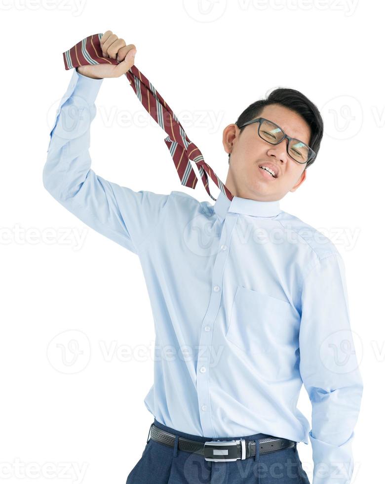 hombre vestido con camisa azul y corbata roja extendiendo la mano foto