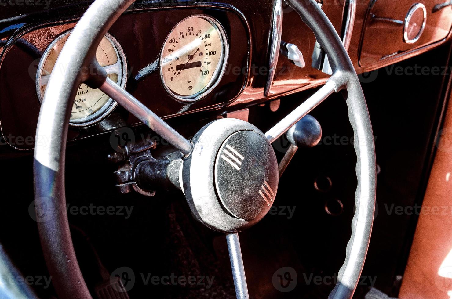 Detalle de color en el faro de un coche antiguo foto