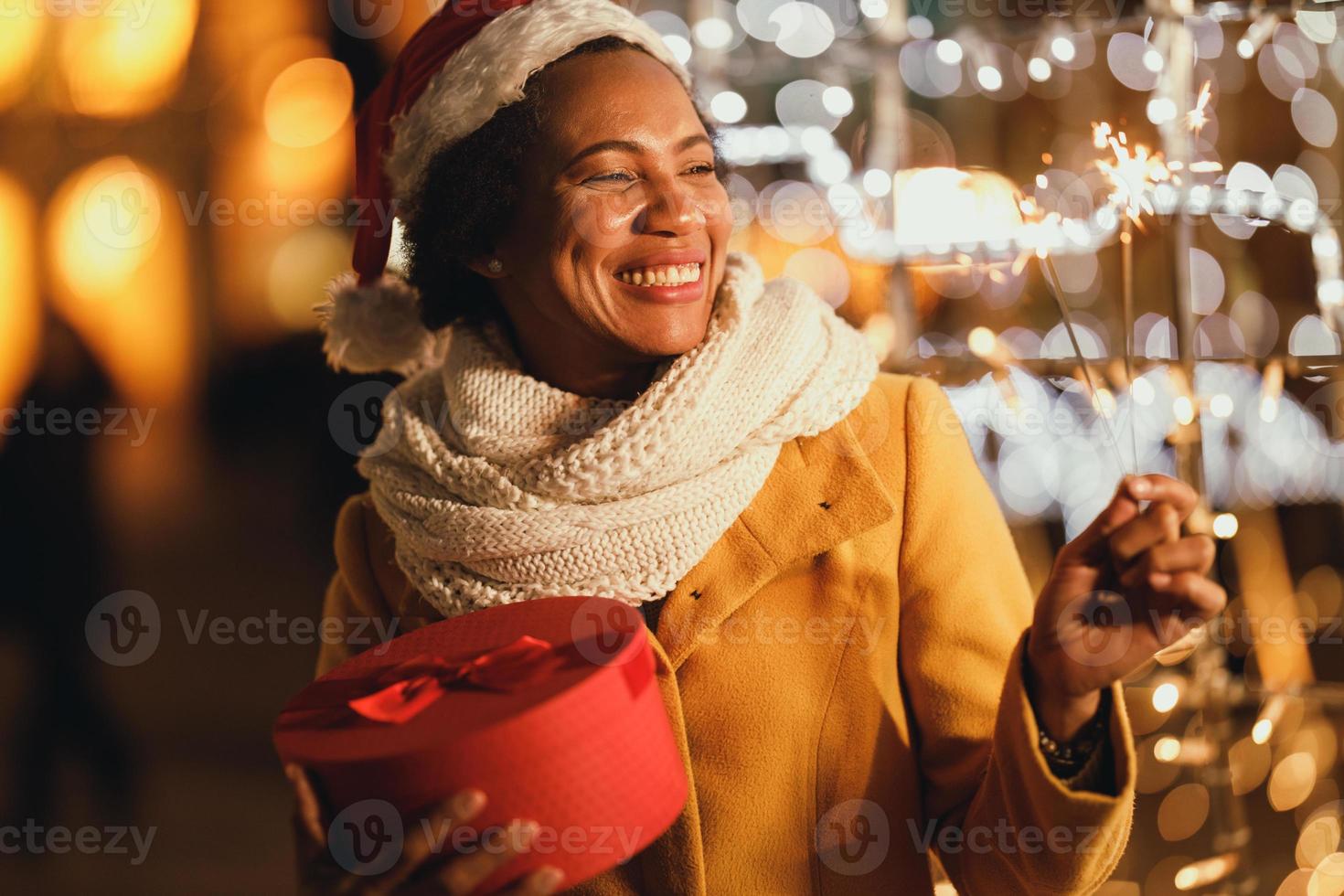 mujer negra durante las vacaciones de Navidad en la ciudad foto