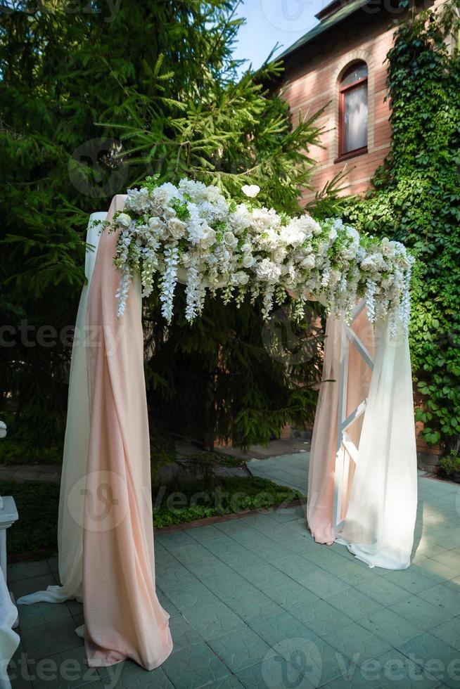 ceremonia de la boda. arco de boda, decorado con varias flores frescas 13876996 Foto de stock en Vecteezy ceremonia de la boda. arco de boda, decorado con varias flores frescas 13876996 Foto de stock en Vecteezy