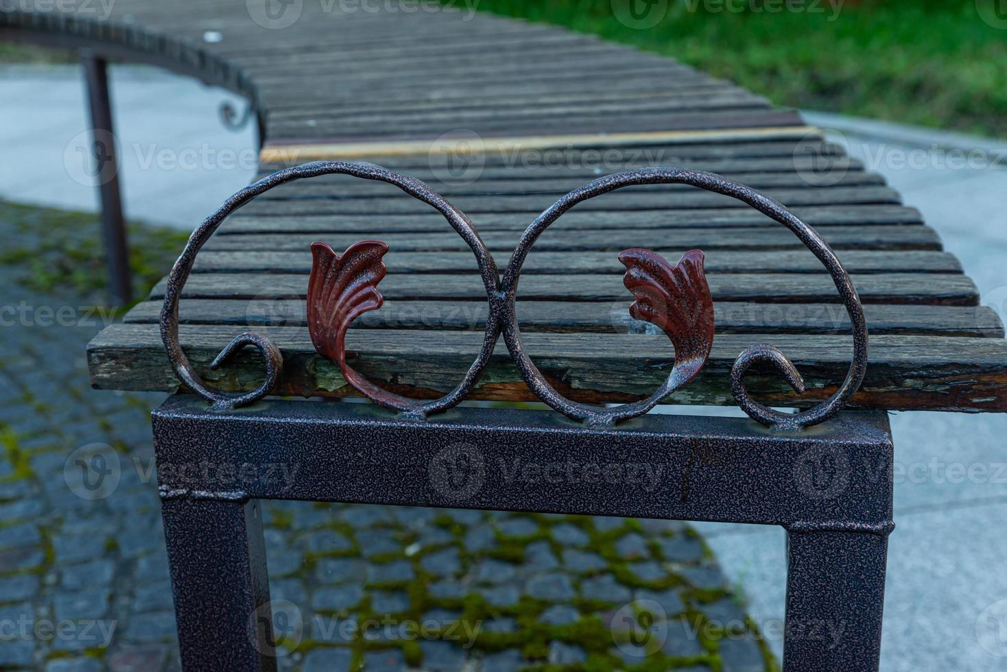 banco romántico en un parque tranquilo en verano foto