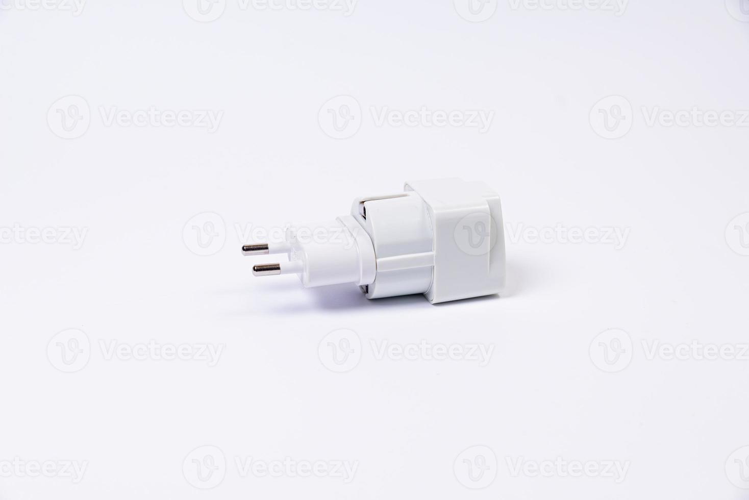 varios adaptadores de cables convertidores para computadoras y teléfonos inteligentes hdmi vga usb dvi dp aislado en blanco foto