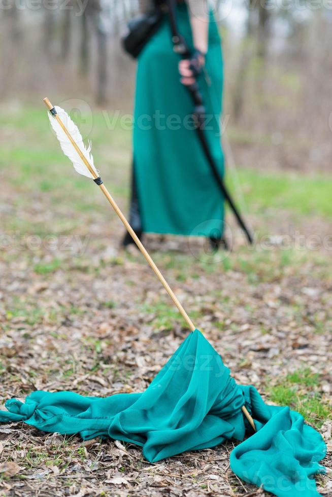 joven arquero entrenando con el arco foto