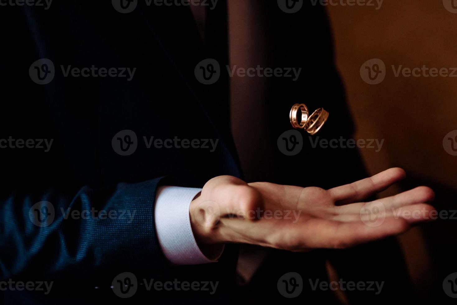 mano humana sosteniendo un anillo en el interior sobre fondo blanco foto