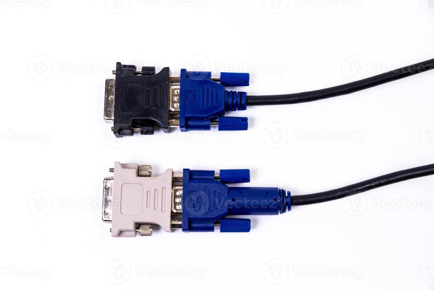 varios adaptadores de cables convertidores para computadoras y teléfonos inteligentes hdmi vga usb dvi dp aislado en blanco foto