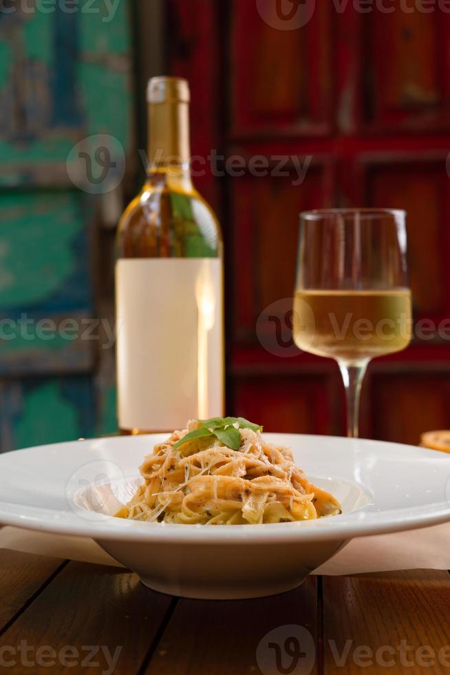 pastas y vino. fettuccini alfredo foto