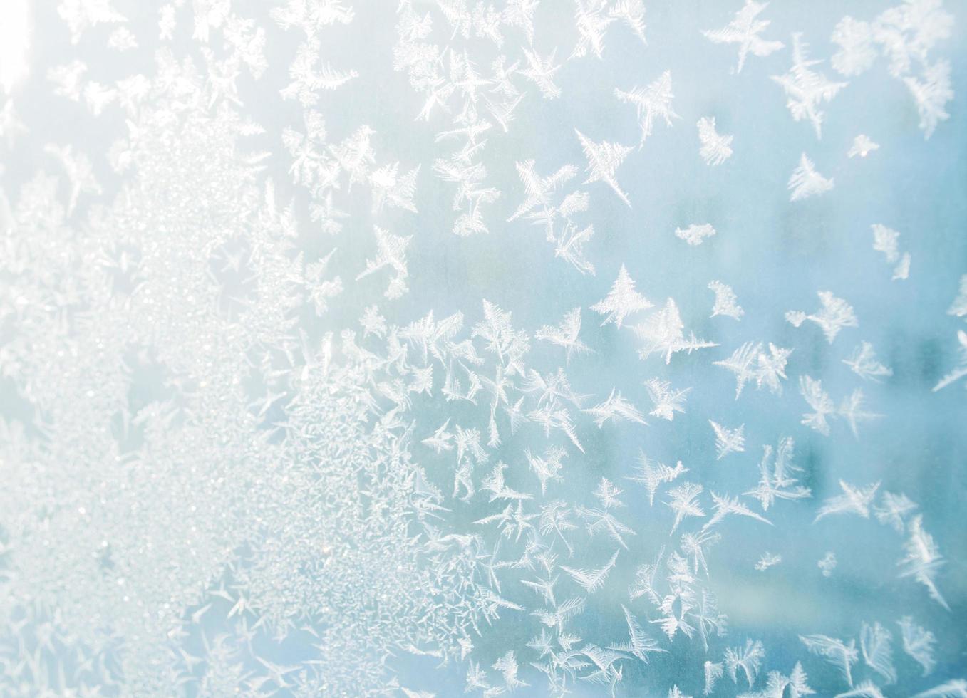 hermosa foto de primer plano de la escarcha. patrones de escarcha en la ventana congelada como símbolo de la maravilla navideña.