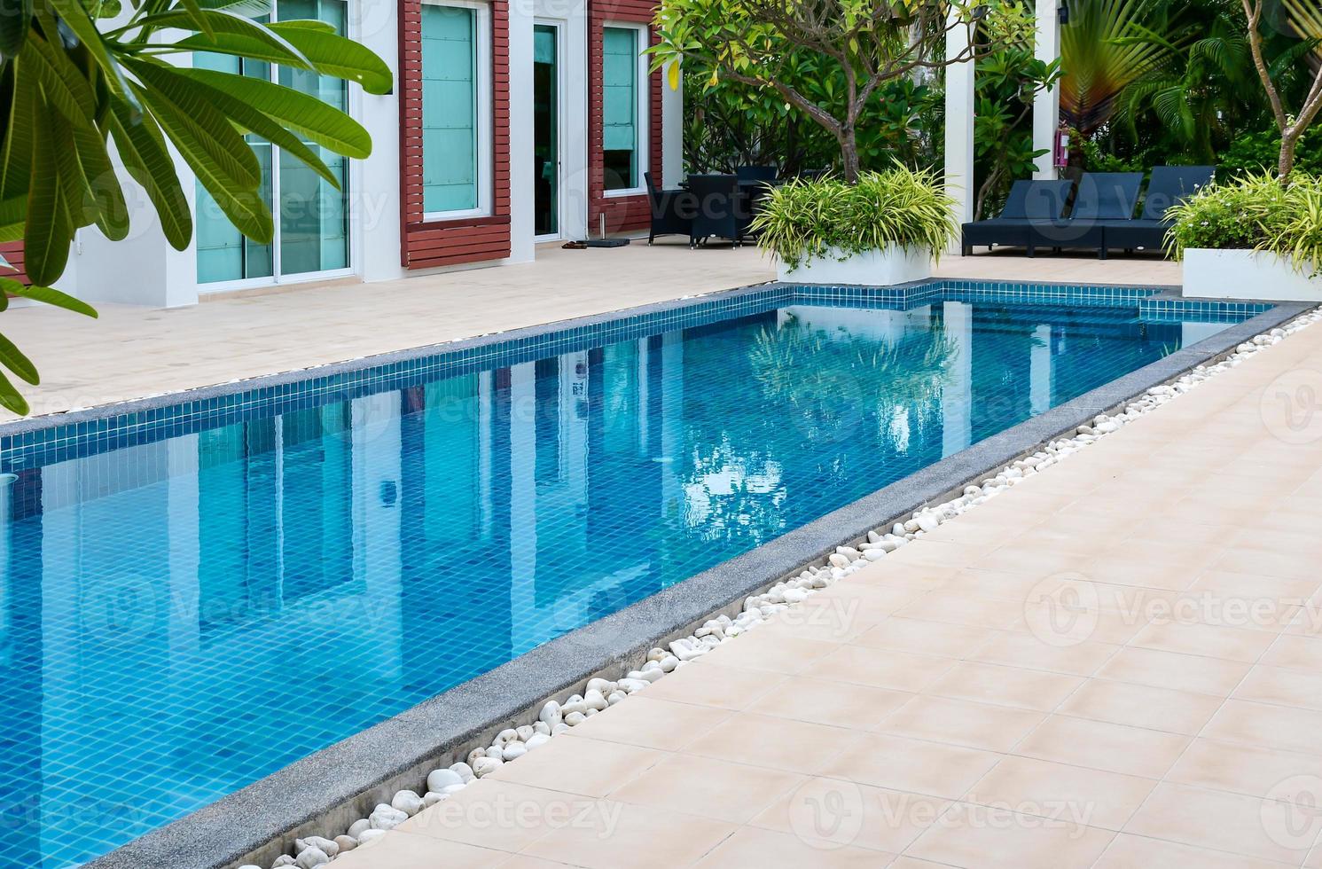 piscina con vista al jardín en el resort. foto